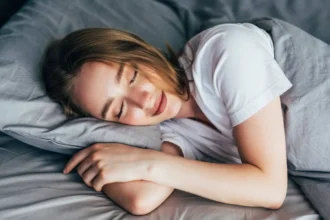 Mujer duerme plácidamente.
