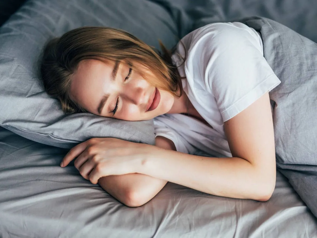 Mujer duerme plácidamente.