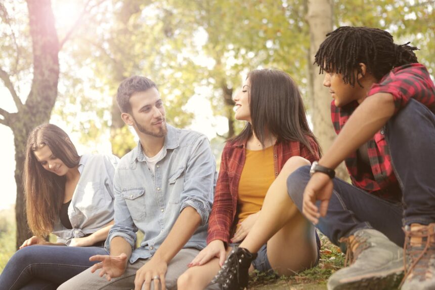 Grupo de jóvenes charlando.