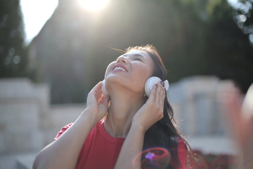 Chica relajada oyendo música con auriculares.