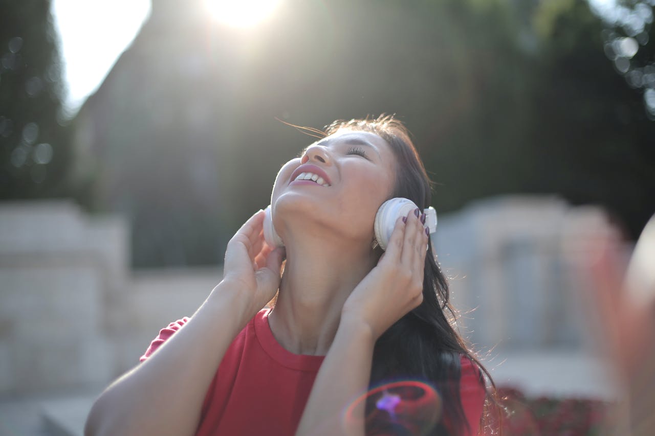 Chica relajada oyendo música con auriculares.