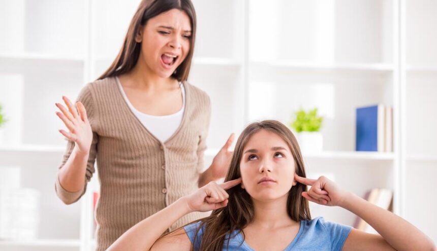 Madre e hija discuten.